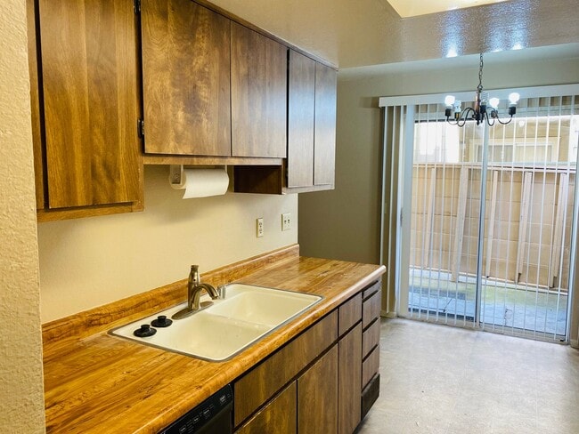 8236 Center Pkwy in Sacramento, CA - Building Photo - Building Photo