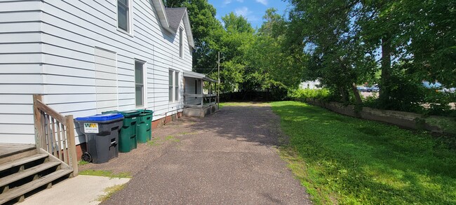 528 Broadway St in Eau Claire, WI - Building Photo - Building Photo