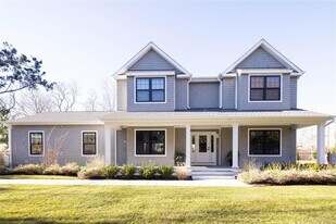 242 Maple Ln in Greenport, NY - Building Photo