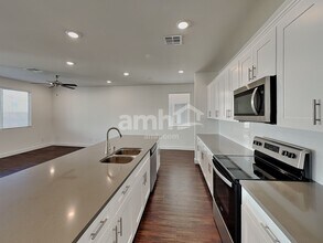 132 Charmante Tulip Ln, Unit 1 in Henderson, NV - Foto de edificio - Building Photo