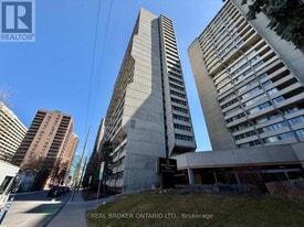 500 Laurier Ave W in Ottawa, ON - Building Photo