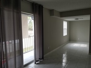 5541 Bay Blvd, Unit 205 in Port Richey, FL - Building Photo - Building Photo