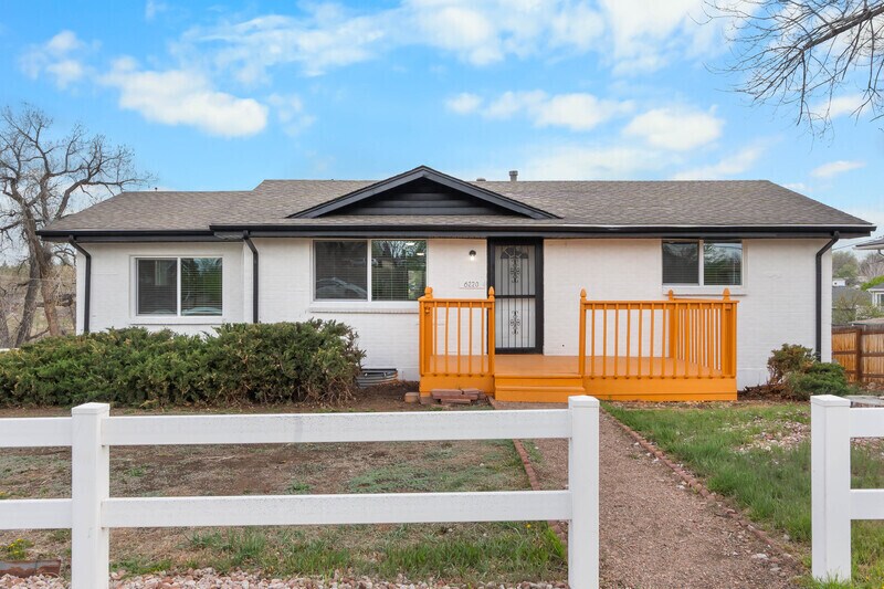 6220 W Ohio Ave in Lakewood, CO - Building Photo