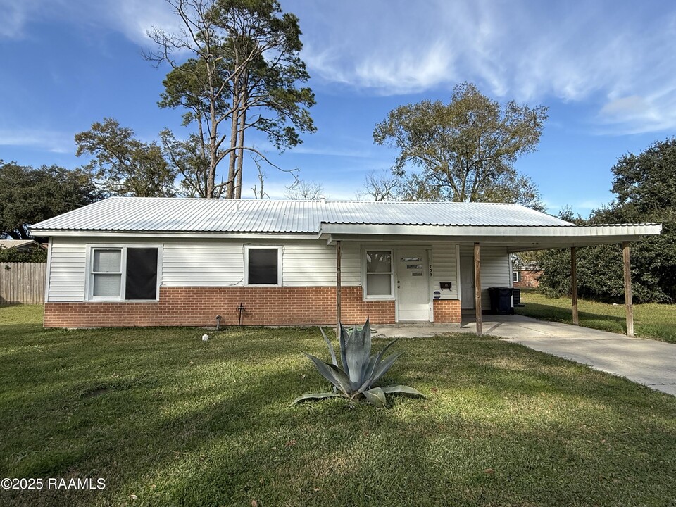 733 Gertrude Dr in St. Martinville, LA - Building Photo