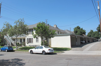 The Chateau Apartments in Burbank, CA - Building Photo - Building Photo