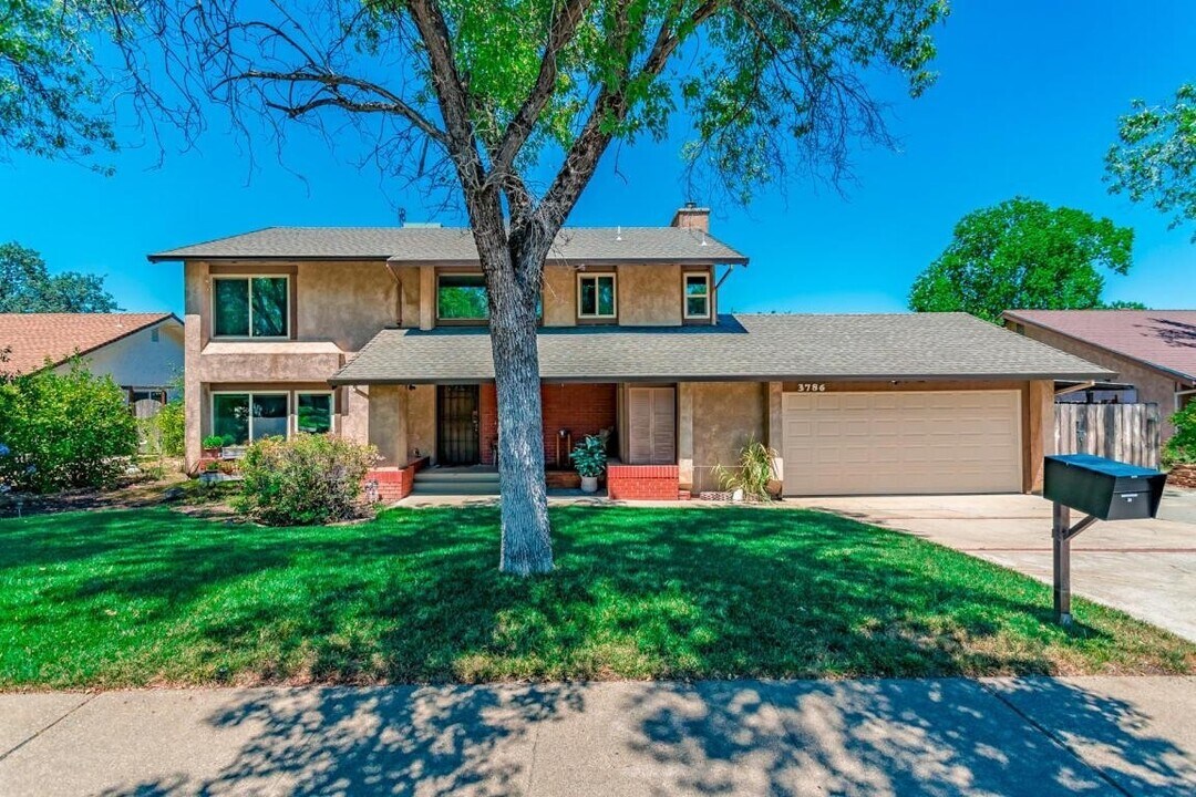 3786 Fujiyama Way in Redding, CA - Building Photo