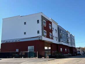 227 4th Ave in Bay Shore, NY - Foto de edificio - Building Photo