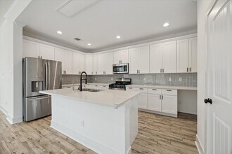 6635 T C Jester Blvd in Houston, TX - Building Photo - Building Photo