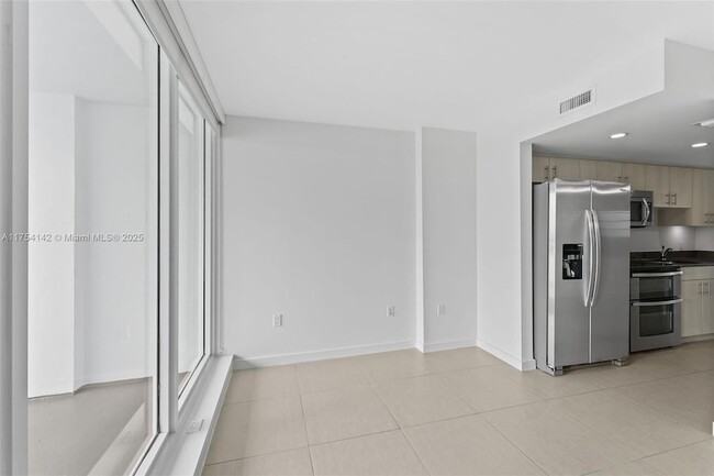 910 West Ave, Unit 1408 in Miami Beach, FL - Building Photo - Building Photo