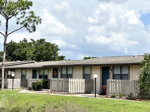 Heronwood Apartments in Ft. Myers, FL - Foto de edificio - Building Photo