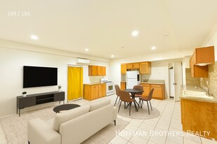 1023 Larch St in Inglewood, CA - Building Photo