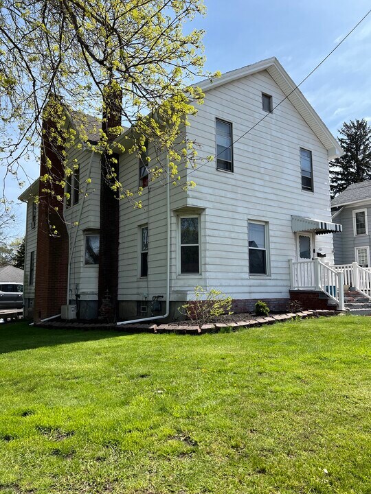 425 Ellicott St, Unit 2 in Batavia, NY - Building Photo