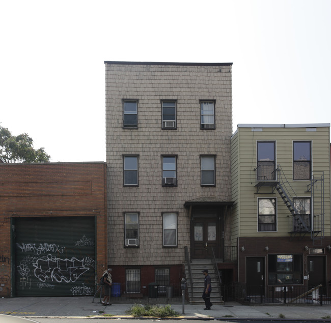 566 Metropolitan Ave in Brooklyn, NY - Building Photo - Building Photo