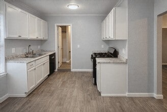 511 W Cleveland St in Alvin, TX - Building Photo - Building Photo