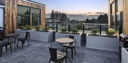 Top Floor/Vaulted Ceilings/ADA/Wood Floors... in Kirkland, WA - Foto de edificio - Building Photo