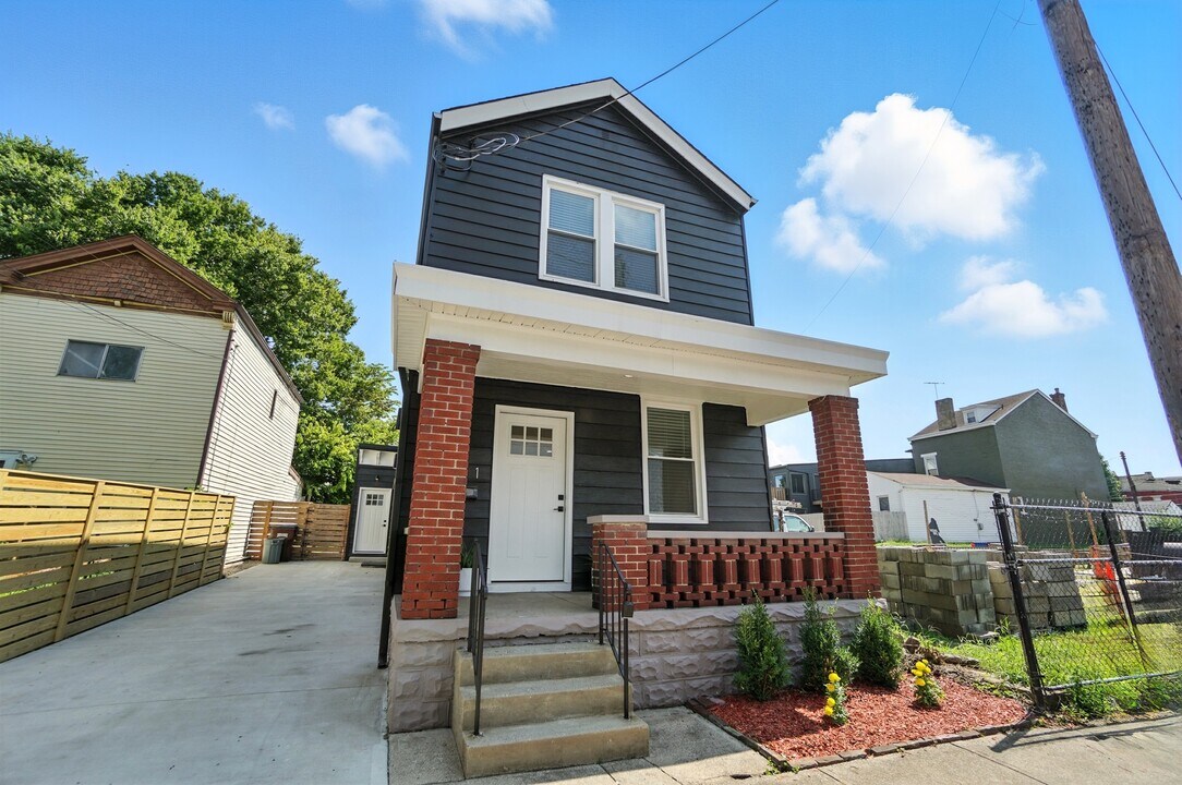 831 Dayton Ave in Newport, KY - Foto de edificio