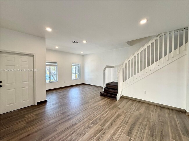 10775 NW 83rd Terrace in Doral, FL - Foto de edificio - Building Photo
