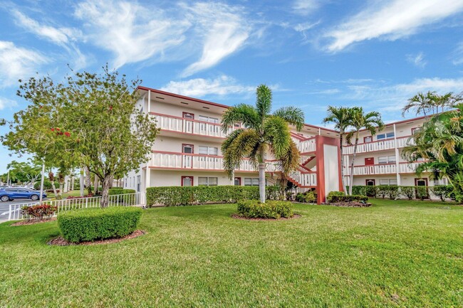239 Brighton F in Boca Raton, FL - Foto de edificio - Building Photo