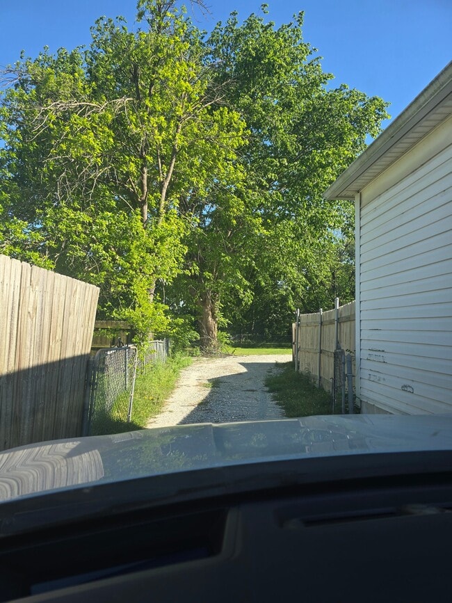 812 E Navarro St in Mart, TX - Building Photo - Building Photo