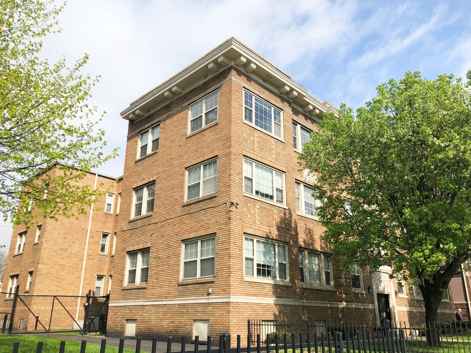 205 - MERIDIAN PLAZA APARTMENTS in Indianapolis, IN - Building Photo