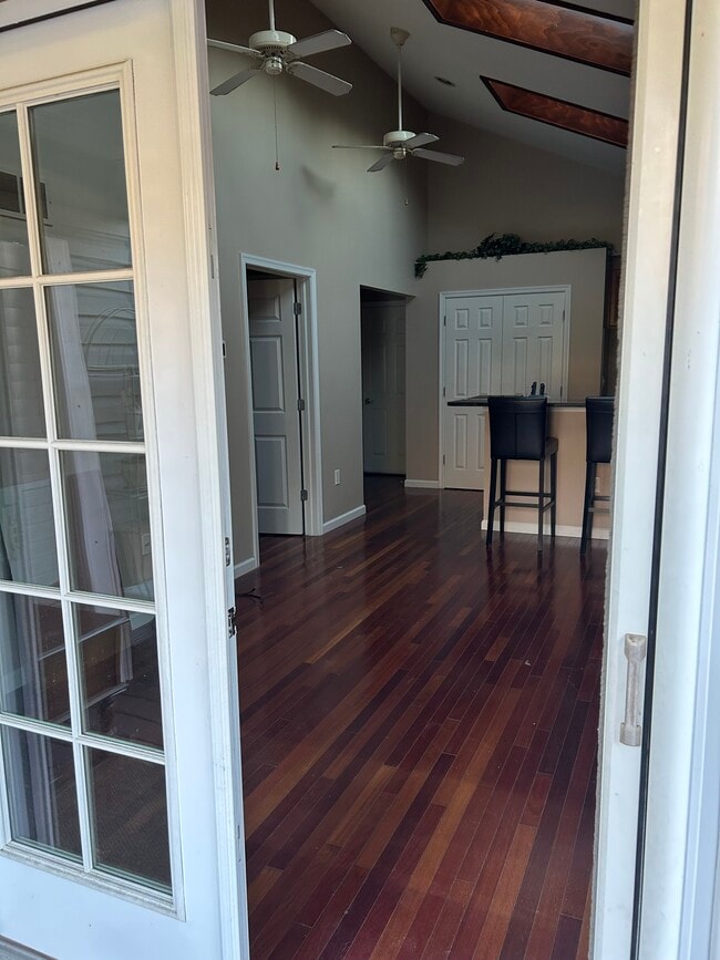 545 Hulmeville Rd, Unit in law suite in Langhorne, PA - Foto de edificio - Building Photo