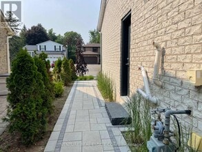 55 Batson Dr in Aurora, ON - Building Photo - Building Photo