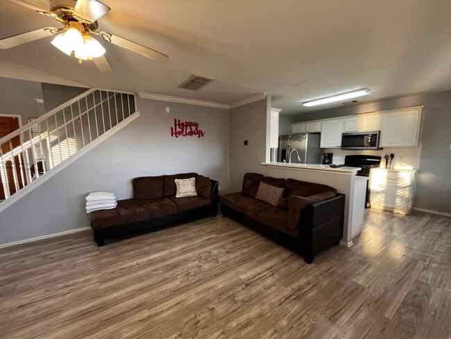 1005 Betty Baker Cove in Pflugerville, TX - Foto de edificio - Building Photo