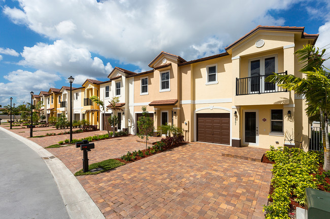 Emerald Landings in Tamarac, FL - Building Photo - Building Photo