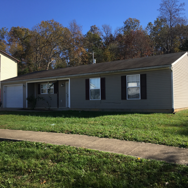 1215 Clear Ridge Ln in Radcliff, KY - Foto de edificio - Building Photo