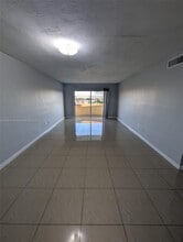 7410 SW 82nd St in Miami, FL - Foto de edificio - Building Photo