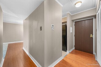 300 S Roselle Rd in Schaumburg, IL - Foto de edificio - Building Photo