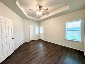 623 Heathers Wy in Seguin, TX - Foto de edificio - Building Photo