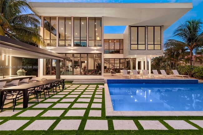 property at 521 Holiday Dr