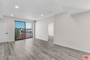 1111 N Kenmore Ave in Los Angeles, CA - Building Photo