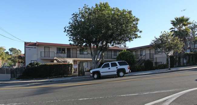 Loma Scenic Apartments in San Diego, CA - Foto de edificio - Building Photo