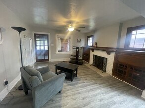 1352 E Riverside Ave in Decatur, IL - Foto de edificio - Building Photo