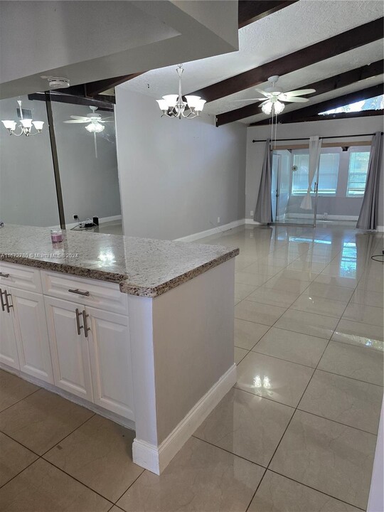 213 Briarwood Cir in Hollywood, FL - Building Photo