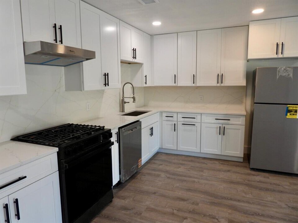 1619 Rutland Dr in Austin, TX - Building Photo