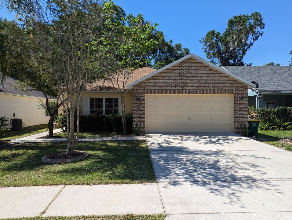 318 Heritage Estates Ln in DeLand, FL - Building Photo