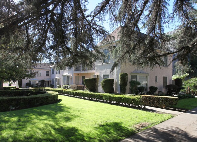 4634 Los Feliz Blvd in Los Angeles, CA - Foto de edificio - Building Photo