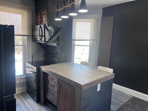 1523 E Jackson St, Unit 1523 E Jackson St APT 3 in Muncie, IN - Foto de edificio - Building Photo