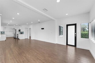 5790 SW 5th St in Miami, FL - Foto de edificio - Building Photo