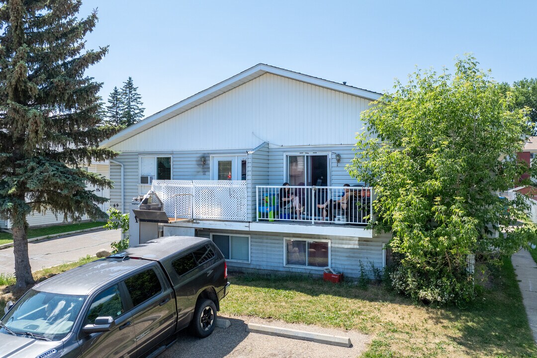 67 Greenham Dr in Red Deer, AB - Building Photo