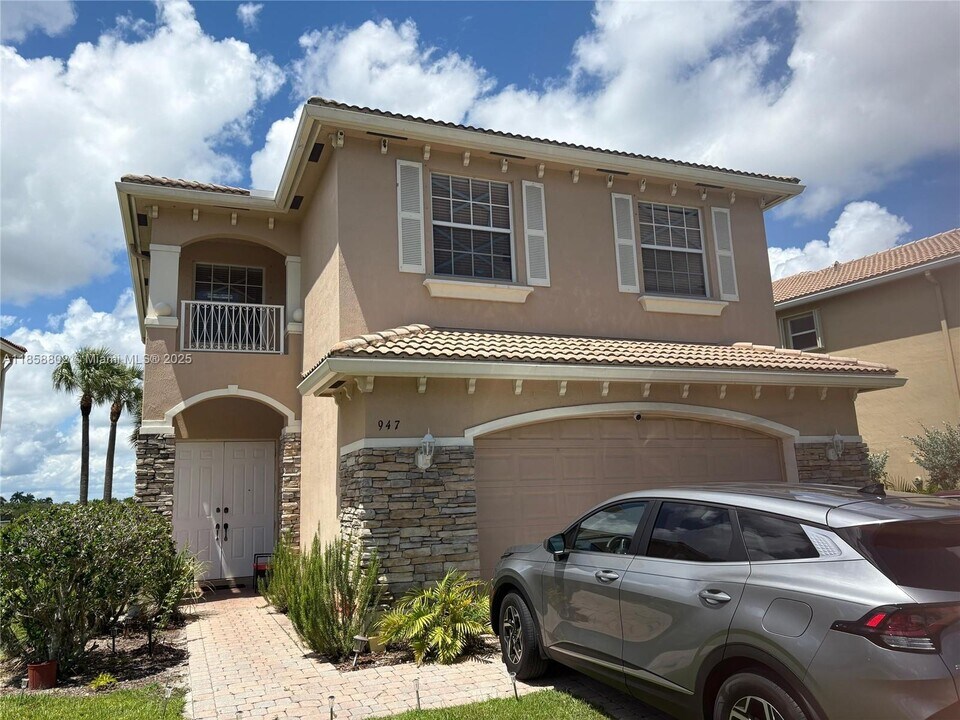 947 NW Leonardo Cir in Port St. Lucie, FL - Foto de edificio