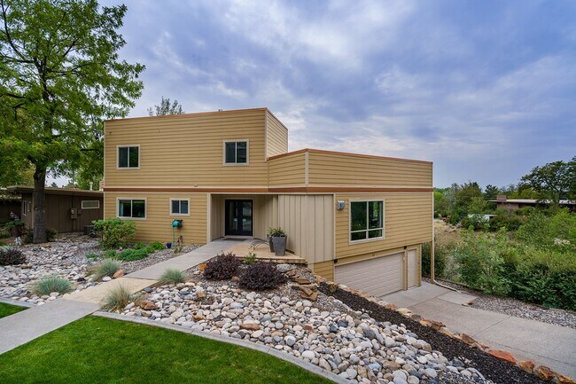 property at 3212 E MacDonald Dr