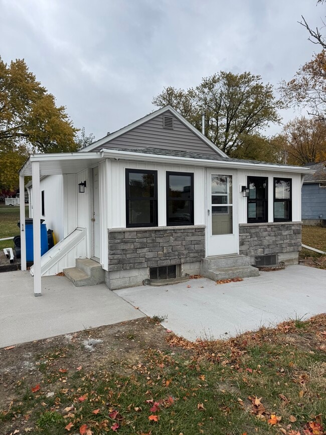 635 11th St in Monroe, WI - Foto de edificio - Building Photo