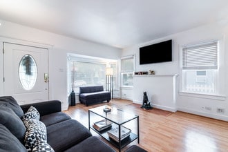 8655 Clifton Way in Beverly Hills, CA - Foto de edificio - Building Photo