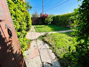 5251 Auckland Ave in North Hollywood, CA - Foto de edificio - Building Photo