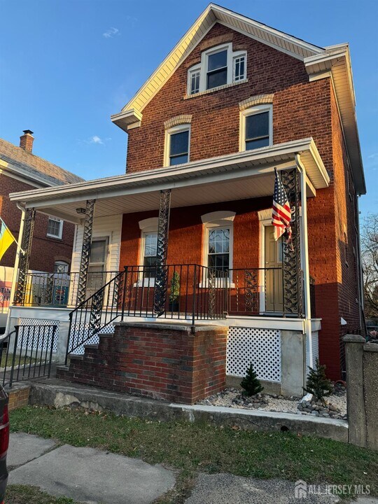 16 Northside Ave in South River, NJ - Building Photo