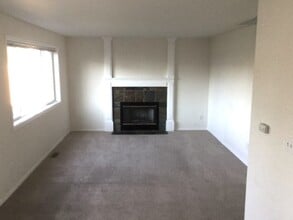 21804 41st Avenue Ct E in Spanaway, WA - Foto de edificio - Building Photo